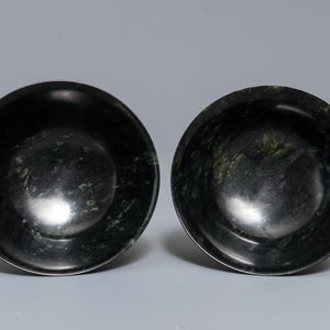 Une paire de bols en jade vert épinards à inscription arabe ou ourdou, Inde, 19/20ème — photo 6