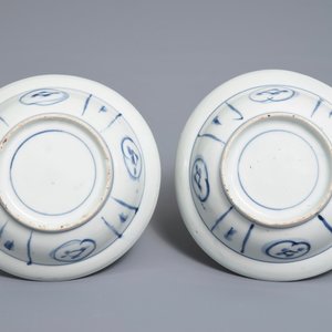 Une paire de bols en porcelaine bleu et blanc d'Arita dans le style Kraak, Japon, Edo, 17/18ème — photo 4