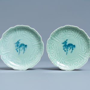 Une paire de bols en porcelaine d'Arita en bleu et blanc et une paire de coupes à fond céladon, Japon, Edo, 18/19ème — photo 2