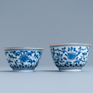 Une paire de bols en porcelaine d'Arita en bleu et blanc et une paire de coupes à fond céladon, Japon, Edo, 18/19ème — photo 7
