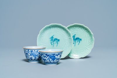 Une paire de bols en porcelaine d'Arita en bleu et blanc et une paire de coupes à fond céladon, Japon, Edo, 18/19ème
