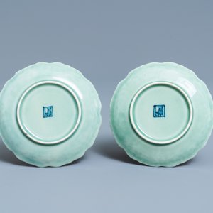 Une paire de bols en porcelaine d'Arita en bleu et blanc et une paire de coupes à fond céladon, Japon, Edo, 18/19ème — photo 3