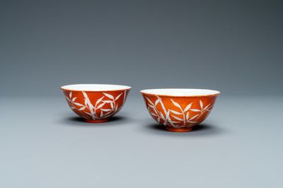 Une paire de bols en porcelaine de Chine à décor de bambou sur fond en rouge de corail, marque de Xuantong, République