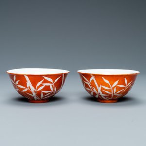 Une paire de bols en porcelaine de Chine à décor de bambou sur fond en rouge de corail, marque de Xuantong, République — photo 2