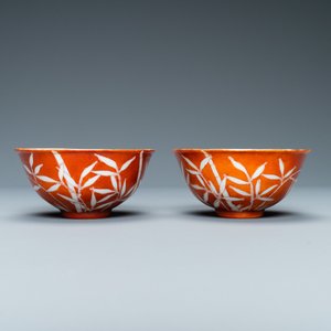 Une paire de bols en porcelaine de Chine à décor de bambou sur fond en rouge de corail, marque de Xuantong, République — photo 3