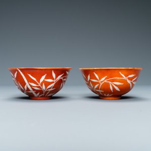 Une paire de bols en porcelaine de Chine à décor de bambou sur fond en rouge de corail, marque de Xuantong, République — photo 4