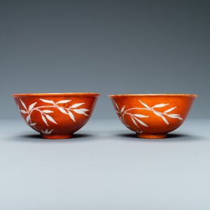 Une paire de bols en porcelaine de Chine à décor de bambou sur fond en rouge de corail, marque de Xuantong, République — photo 5