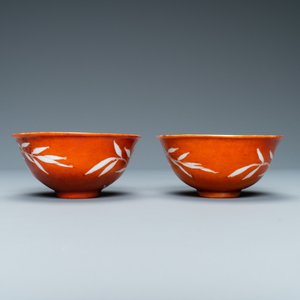 Une paire de bols en porcelaine de Chine à décor de bambou sur fond en rouge de corail, marque de Xuantong, République — photo 6