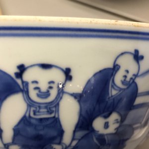Une paire de bols en porcelaine de Chine bleu et blanc à décor de garçons jouants, Kangxi — photo 12