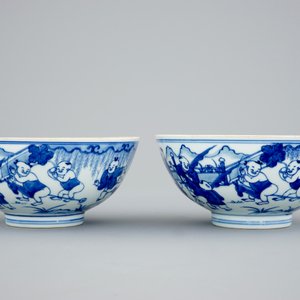 Une paire de bols en porcelaine de Chine bleu et blanc à décor de garçons jouants, Kangxi — photo 2