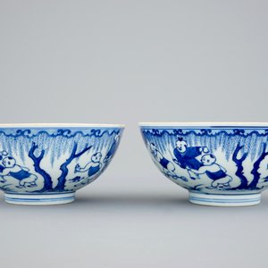 Une paire de bols en porcelaine de Chine bleu et blanc à décor de garçons jouants, Kangxi — photo 3