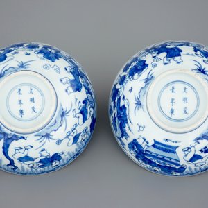 Une paire de bols en porcelaine de Chine bleu et blanc à décor de garçons jouants, Kangxi — photo 7