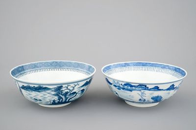 Une paire de bols en porcelaine de Chine bleu et blanc aux décors de paysages, 19ème