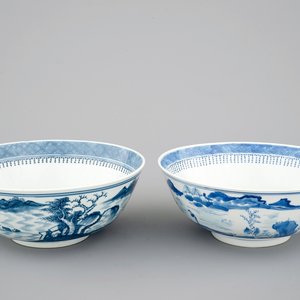 Une paire de bols en porcelaine de Chine bleu et blanc aux décors de paysages, 19ème — photo 1