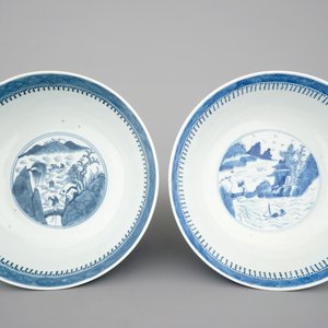 Une paire de bols en porcelaine de Chine bleu et blanc aux décors de paysages, 19ème — photo 6