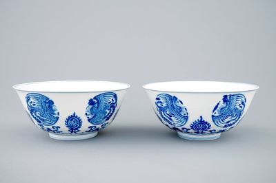 Une paire de bols en porcelaine de Chine bleu et blanc aux phénix, Kangxi