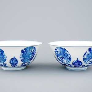 Une paire de bols en porcelaine de Chine bleu et blanc aux phénix, Kangxi — photo 1