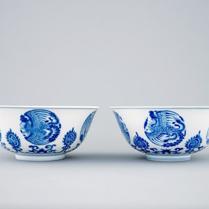 Une paire de bols en porcelaine de Chine bleu et blanc aux phénix, Kangxi — photo 5