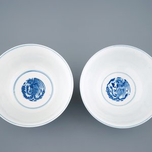 Une paire de bols en porcelaine de Chine bleu et blanc aux phénix, Kangxi — photo 6
