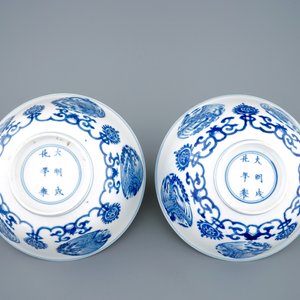 Une paire de bols en porcelaine de Chine bleu et blanc aux phénix, Kangxi — photo 7