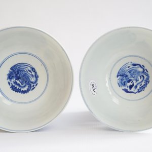 Une paire de bols en porcelaine de Chine bleu et blanc aux phénix, Kangxi — photo 9