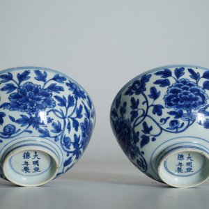 Une paire de bols en porcelaine de Chine bleu et blanc aux rinceaux de pivoine, marque de Chenghua, Ming — photo 13