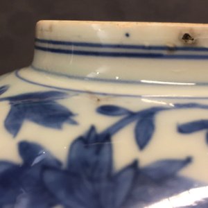 Une paire de bols en porcelaine de Chine bleu et blanc aux rinceaux de pivoine, marque de Chenghua, Ming — photo 14