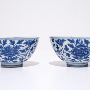 Une paire de bols en porcelaine de Chine bleu et blanc aux rinceaux de pivoine, marque de Chenghua, Ming — photo 5