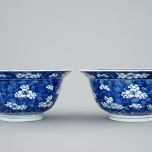 Une paire de bols en porcelaine de Chine bleu et blanc de type "Klapmuts", Kangxi — photo 3