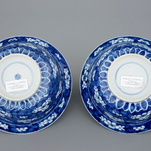 Une paire de bols en porcelaine de Chine bleu et blanc de type "Klapmuts", Kangxi — photo 7