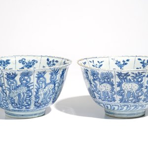 Une paire de bols en porcelaine de Chine bleu et blanc de type Kraak aux cerfs, Wanli — photo 1