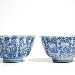 Une paire de bols en porcelaine de Chine bleu et blanc de type Kraak aux cerfs, Wanli — photo 2