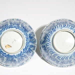 Une paire de bols en porcelaine de Chine bleu et blanc de type Kraak aux cerfs, Wanli — photo 7