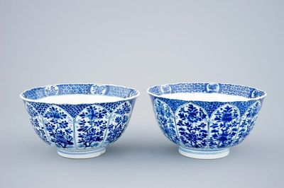 Une paire de bols en porcelaine de Chine bleu et blanc, Kangxi