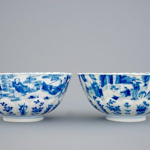 Une paire de bols en porcelaine de Chine bleu et blanc moulés en forme de lotus, Kangxi — photo 2