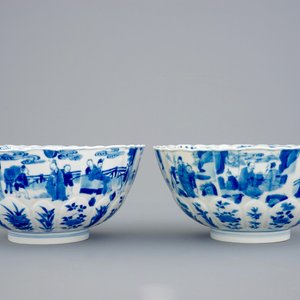 Une paire de bols en porcelaine de Chine bleu et blanc moulés en forme de lotus, Kangxi — photo 3