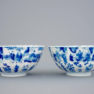 Une paire de bols en porcelaine de Chine bleu et blanc moulés en forme de lotus, Kangxi — photo 4