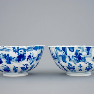 Une paire de bols en porcelaine de Chine bleu et blanc moulés en forme de lotus, Kangxi — photo 5