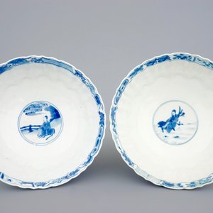 Une paire de bols en porcelaine de Chine bleu et blanc moulés en forme de lotus, Kangxi — photo 6