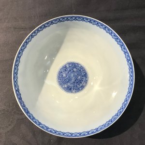 Une paire de bols en porcelaine de Chine coquillle d'oeuf, marque de Qianlong, 20ème — photo 17