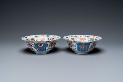 Une paire de bols en porcelaine de Chine de style Imari, Kangxi
