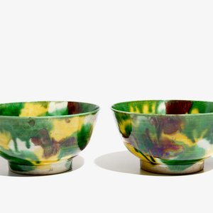 Une paire de bols en porcelaine de Chine de type épinards et oeuf, anc. coll. Auguste le Fort, Kangxi — photo 1