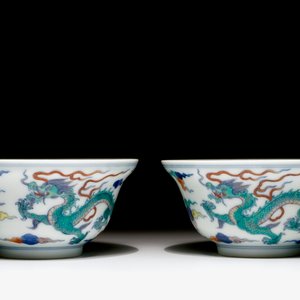 Une paire de bols en porcelaine de Chine doucai aux dragons, marque de Yongzheng, 20ème — photo 1