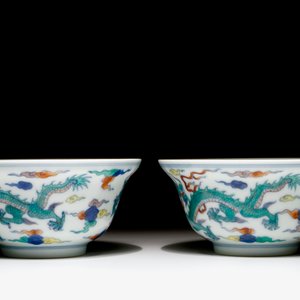 Une paire de bols en porcelaine de Chine doucai aux dragons, marque de Yongzheng, 20ème — photo 2