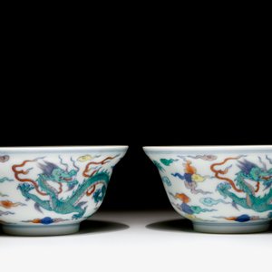 Une paire de bols en porcelaine de Chine doucai aux dragons, marque de Yongzheng, 20ème — photo 3