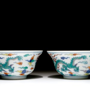 Une paire de bols en porcelaine de Chine doucai aux dragons, marque de Yongzheng, 20ème — photo 4