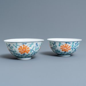 Une paire de bols en porcelaine de Chine doucai, marque à quatre caractères, 20ème — photo 1