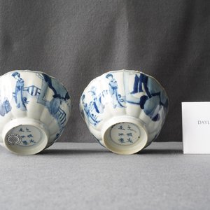 Une paire de bols en porcelaine de Chine en bleu et blanc à décor de longues dames, marque de Chenghua, Kangxi — photo 12