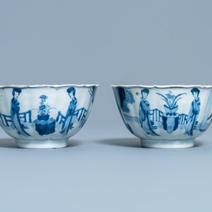 Une paire de bols en porcelaine de Chine en bleu et blanc à décor de longues dames, marque de Chenghua, Kangxi — photo 3