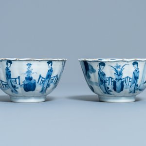 Une paire de bols en porcelaine de Chine en bleu et blanc à décor de longues dames, marque de Chenghua, Kangxi — photo 5
